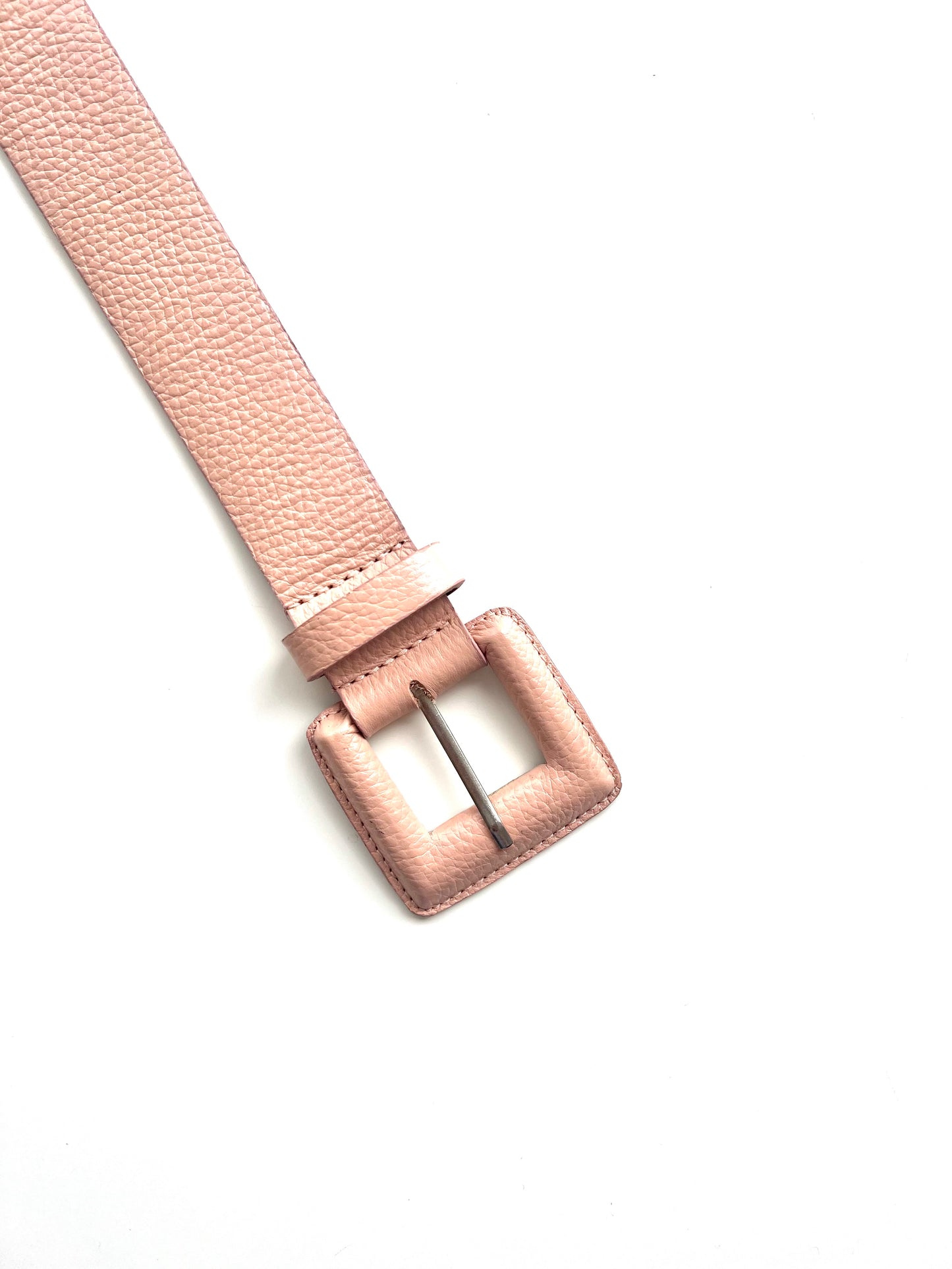 Cinto Drika (Couro Nude com Fivela Quadrada Encapada). Em até 4 x R$ 33,75. Sem Juros.