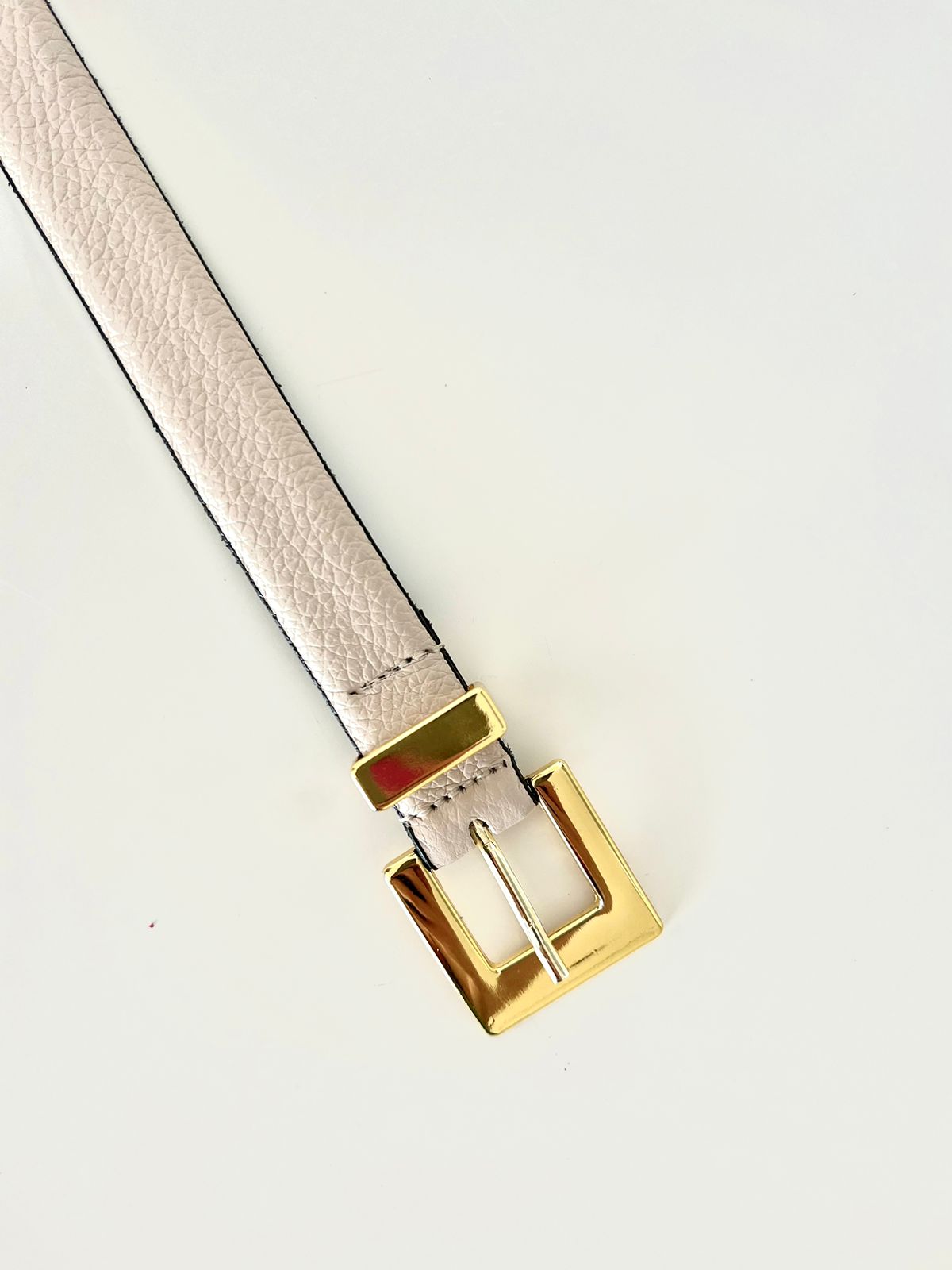 Cinto Ava (Couro Off White com Fivela Dourada). Em até 4 x R$ 36,25.