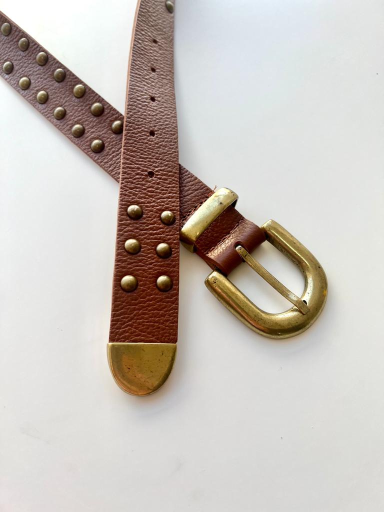 Cinto Manuela (Couro Caramelo com Tachas, Fivela, Passante e Ponteira no Ouro Envelhecido). Em até 4 x.