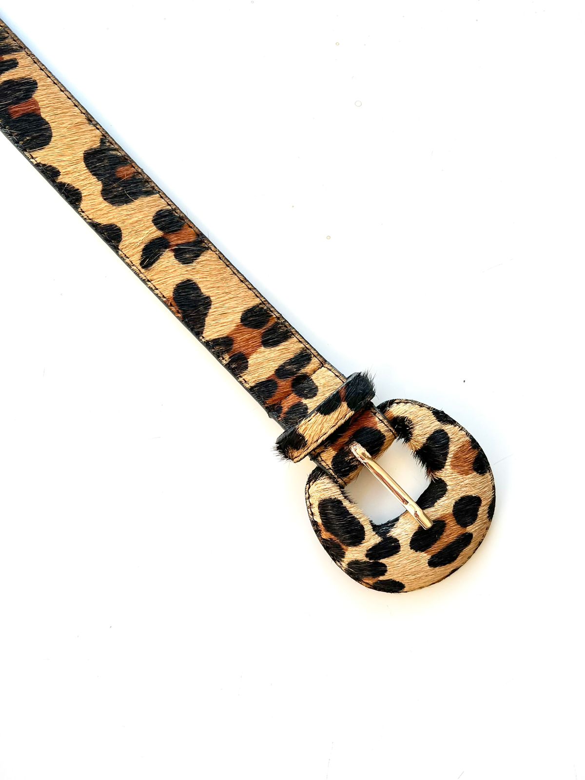 Cinto Couro Ana (Onça com Fivela Meia Lua). Em até 4 x