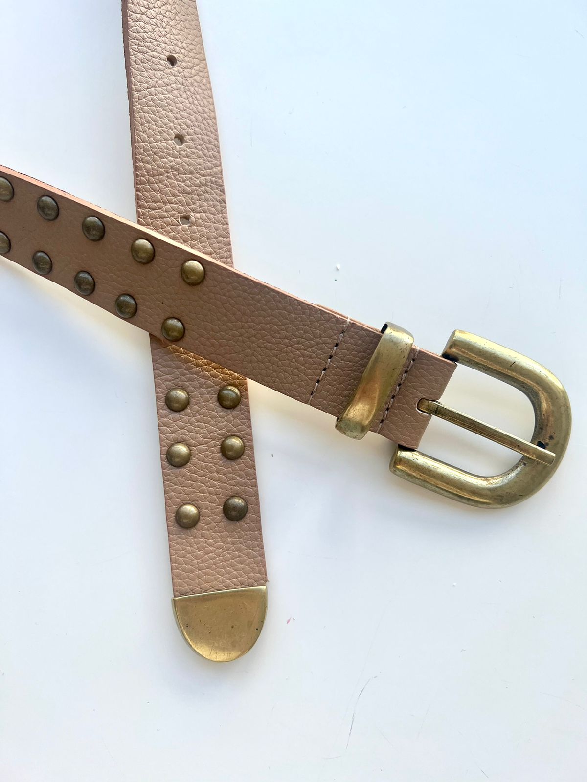 Cinto Manuela (Couro Nude com Tachas, Fivela, Passante e Ponteira no Ouro Envelhecido). Em até 4 x.