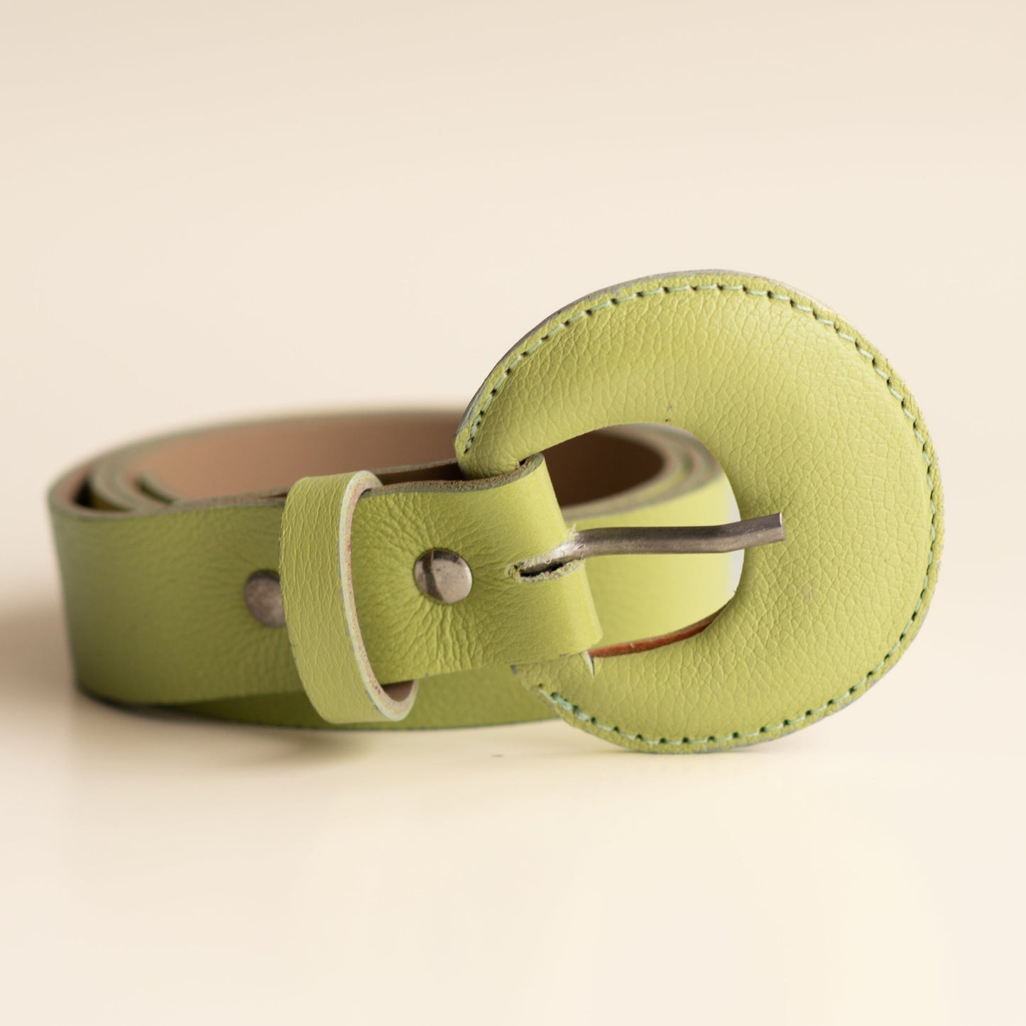Cinto Couro Ana (Verde Neon com Fivela Meia Lua). Em até 4 x R$ 34,75. Sem Juros.