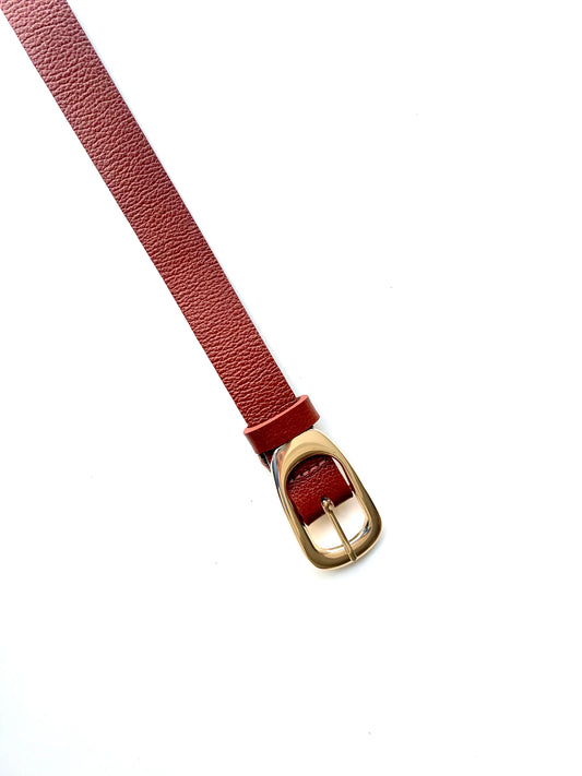Cinto Vanessa (Couro Caramelo com Fivela Dourada). Em até 4x R$ 39,75. Sem juros.