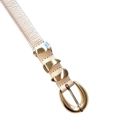 Cinto Couro Rebeca (Off-white com Fivela e Passantes Dourados). Em até 4x R$ 41,24. Sem juros.