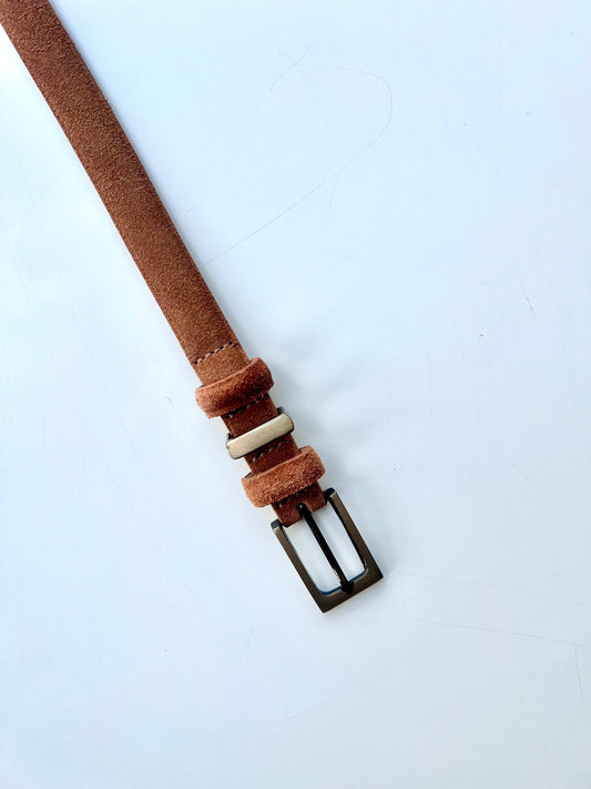 Cinto Morgana (Couro Camurça Caramelo com Fivela Dourada). Em até 4x R$ 39,75. Sem juros.